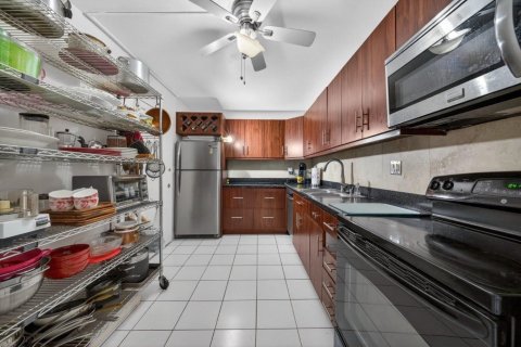 Condo in Hallandale Beach, Florida, 2 bedrooms № 2245469 - photo 7