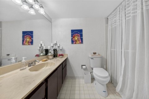 Condo in Hallandale Beach, Florida, 2 bedrooms № 2245469 - photo 12