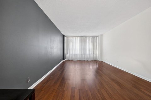 Condo in Hallandale Beach, Florida, 2 bedrooms № 2245469 - photo 13