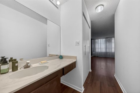 Condo in Hallandale Beach, Florida, 2 bedrooms № 2245469 - photo 16