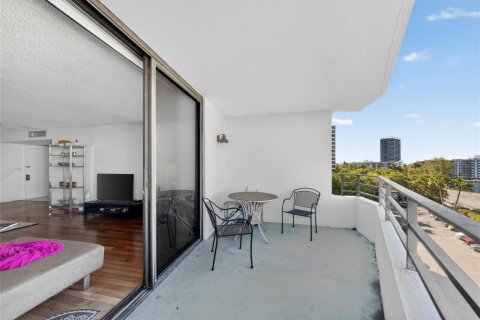 Condo in Hallandale Beach, Florida, 2 bedrooms № 2245469 - photo 17