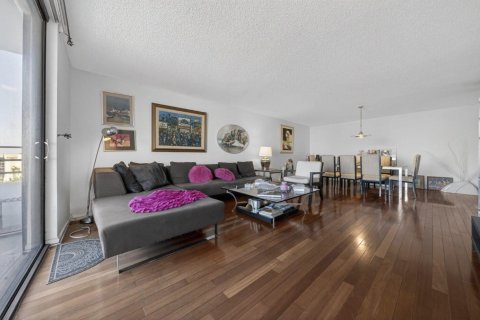 Condo in Hallandale Beach, Florida, 2 bedrooms № 2245469 - photo 6