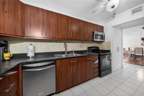 Condo in Hallandale Beach, Florida, 2 bedrooms № 2245469 - photo 8