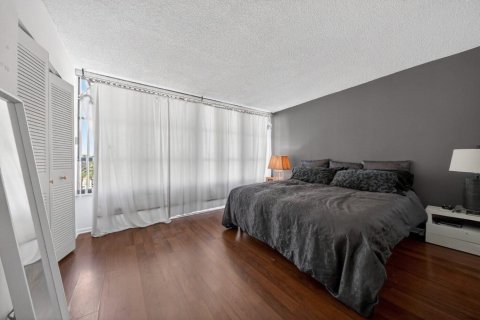 Condo in Hallandale Beach, Florida, 2 bedrooms № 2245469 - photo 11