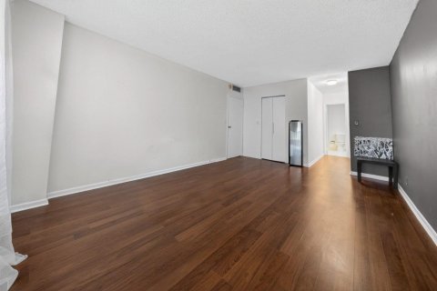 Condo in Hallandale Beach, Florida, 2 bedrooms № 2245469 - photo 15