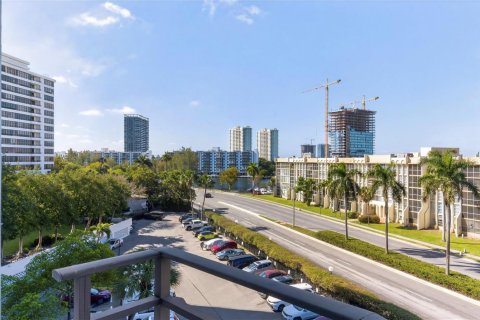 Condo in Hallandale Beach, Florida, 2 bedrooms № 2245469 - photo 18