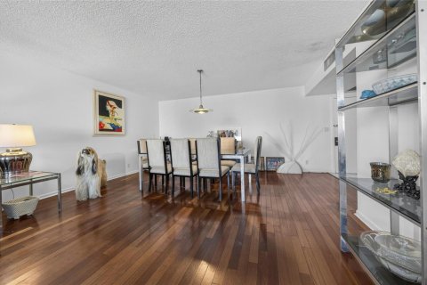 Condo in Hallandale Beach, Florida, 2 bedrooms № 2245469 - photo 3
