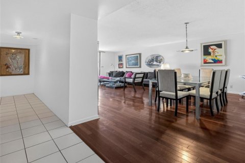 Condo in Hallandale Beach, Florida, 2 bedrooms № 2245469 - photo 2