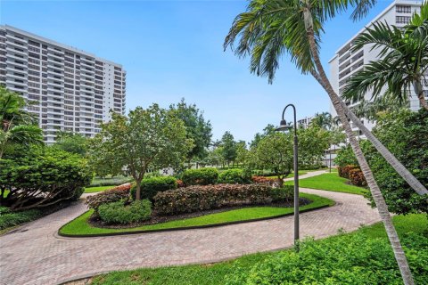 Condo in Hallandale Beach, Florida, 2 bedrooms № 2245469 - photo 20