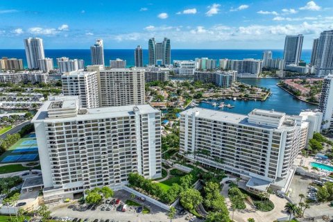 Condo in Hallandale Beach, Florida, 2 bedrooms № 2245469
