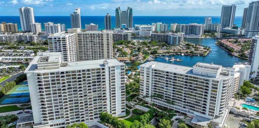Condo in Hallandale Beach, Florida, 2 bedrooms № 2245469