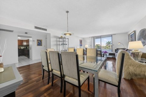Condo in Hallandale Beach, Florida, 2 bedrooms № 2245469 - photo 4