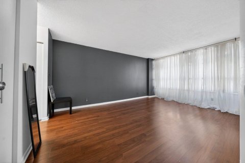 Condo in Hallandale Beach, Florida, 2 bedrooms № 2245469 - photo 14