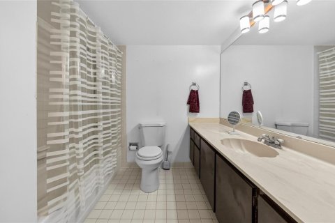 Condo in Hallandale Beach, Florida, 2 bedrooms № 2245469 - photo 10