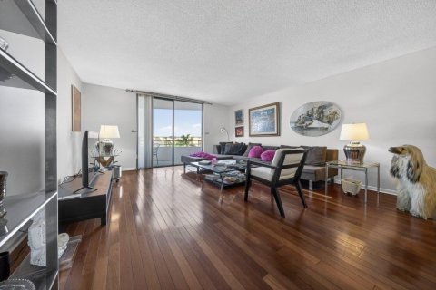Condo in Hallandale Beach, Florida, 2 bedrooms № 2245469 - photo 5