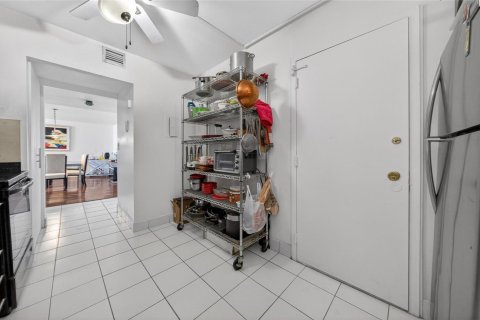 Condo in Hallandale Beach, Florida, 2 bedrooms № 2245469 - photo 9