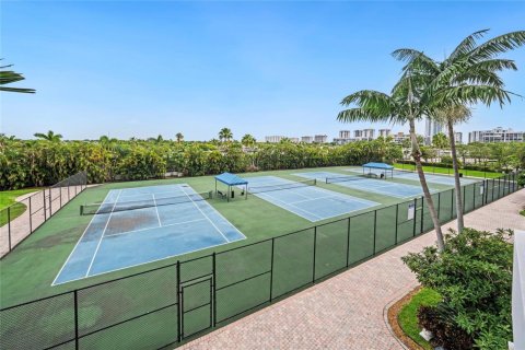 Condo in Hallandale Beach, Florida, 2 bedrooms № 2245469 - photo 19