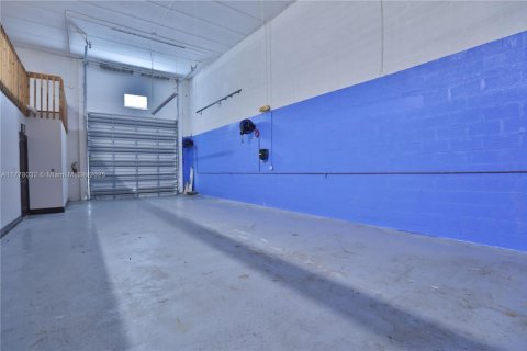 Commercial property in Miami, Florida № 1698042 - photo 8