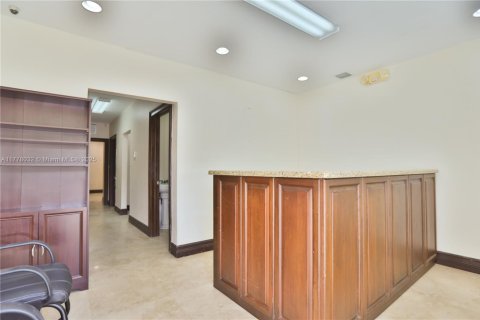 Commercial property in Miami, Florida № 1698042 - photo 2