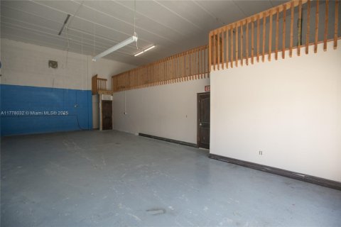 Commercial property in Miami, Florida № 1698042 - photo 10