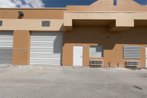 Commercial property in Miami, Florida № 1698042 - photo 1