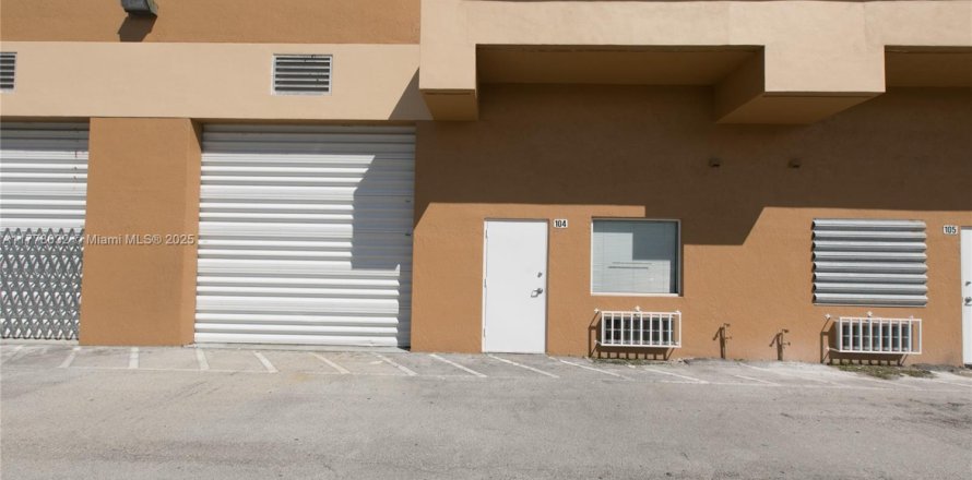 Commercial property in Miami, Florida № 1698042