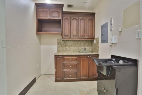 Commercial property in Miami, Florida № 1698042 - photo 5