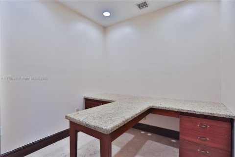 Commercial property in Miami, Florida № 1698042 - photo 6
