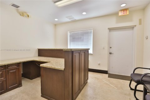 Commercial property in Miami, Florida № 1698042 - photo 3