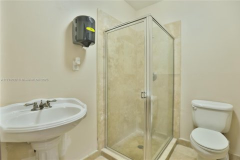 Commercial property in Miami, Florida № 1698042 - photo 4