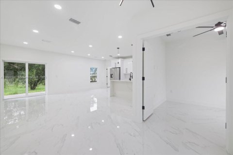 Casa en venta en Lehigh Acres, Florida, 3 dormitorios № 1941306 - foto 27