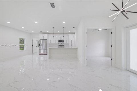 Casa en venta en Lehigh Acres, Florida, 3 dormitorios № 1941306 - foto 14