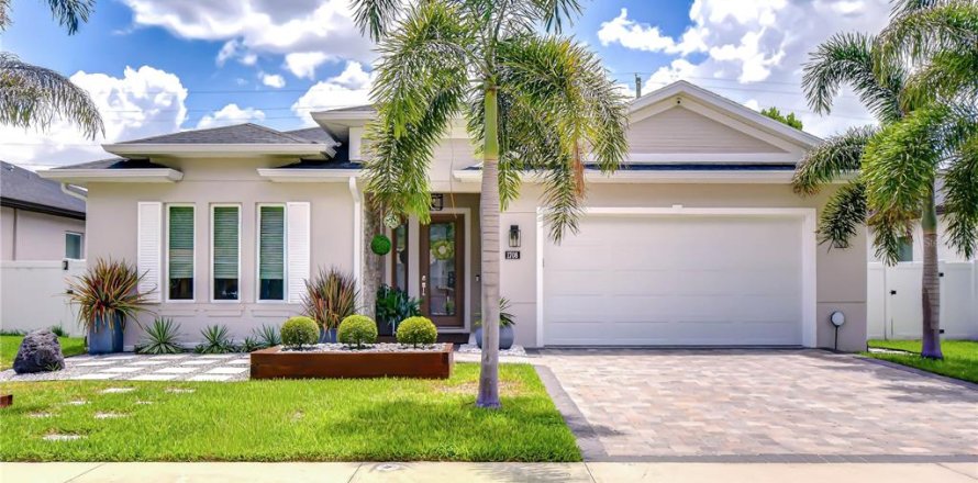 House in Tampa, Florida 4 bedrooms, 184.97 sq.m. № 2203332