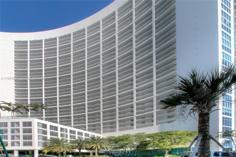 Condo in Miami, Florida, 2 bedrooms № 2153059 - photo 1