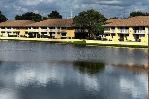 Кондоминиум с 2 спальнями в Майами-Гарденс, Флорида № 2037402