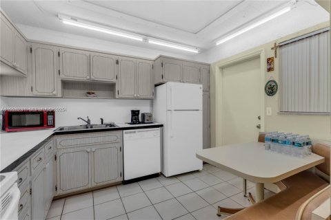 Condo in Hallandale Beach, Florida, 2 bedrooms  № 2039693 - photo 3