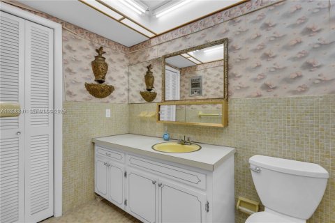 Condo in Hallandale Beach, Florida, 2 bedrooms  № 2039693 - photo 13