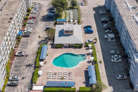 Condo in Hallandale Beach, Florida, 2 bedrooms  № 2039693 - photo 17