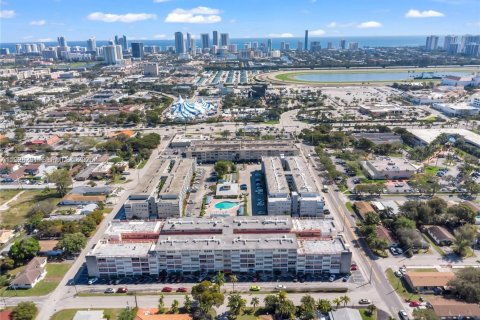 Condo in Hallandale Beach, Florida, 2 bedrooms  № 2039693 - photo 19