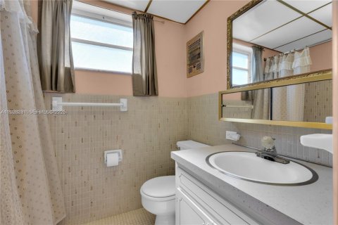 Condo in Hallandale Beach, Florida, 2 bedrooms  № 2039693 - photo 11