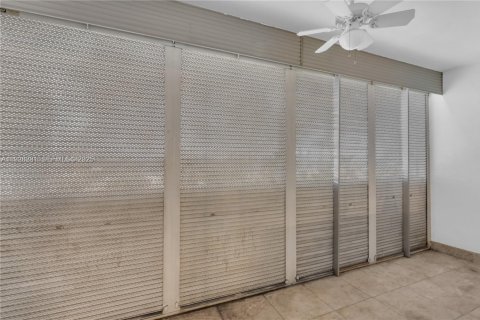 Condo in Hallandale Beach, Florida, 2 bedrooms  № 2039693 - photo 16