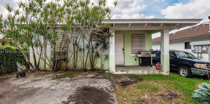 Дом в Майами, Флорида 3 спальни № 2049893