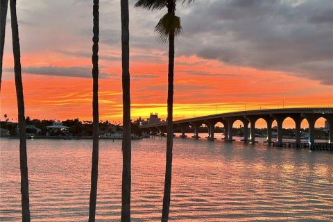 Condo in Saint Petersburg, Florida, 2 bedrooms  № 1917836 - photo 1