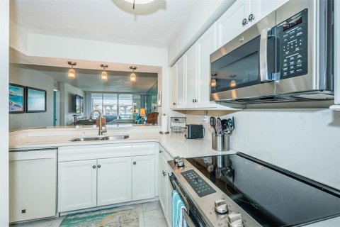 Condo in Saint Petersburg, Florida, 2 bedrooms  № 1917836 - photo 7