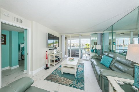 Condo in Saint Petersburg, Florida, 2 bedrooms  № 1917836 - photo 15