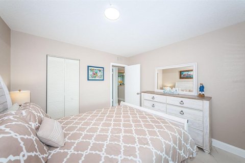 Condo in Saint Petersburg, Florida, 2 bedrooms  № 1917836 - photo 25