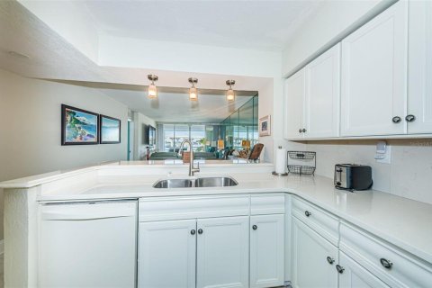 Condo in Saint Petersburg, Florida, 2 bedrooms  № 1917836 - photo 9