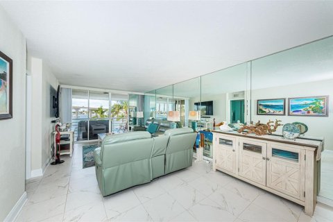 Condo in Saint Petersburg, Florida, 2 bedrooms  № 1917836 - photo 11