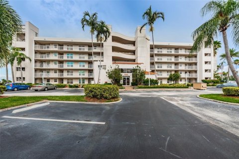 Condo in Saint Petersburg, Florida, 2 bedrooms  № 1917836 - photo 2