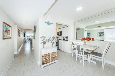Condo in Saint Petersburg, Florida, 2 bedrooms  № 1917836 - photo 4